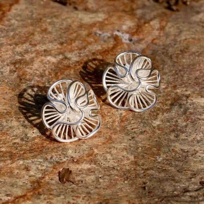 Boucles d'oreilles à fleurs creuses superposées couleur argent sur le bord de la jupe pour femmes, bijoux de mode, accessoires vintage de luxe
