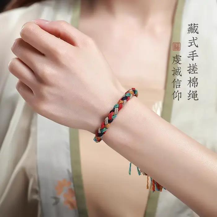 Bracelet en corde de coton tressée tibétaine fait main avec pompon – Bijou ethnique bohème pour la foi spirituelle