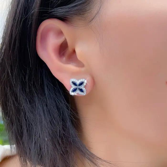 Pera – boucles d'oreilles blanches simples en forme de fleur à quatre feuilles, cadeau de fête de fiançailles, accessoire à la mode pour femmes, SE004