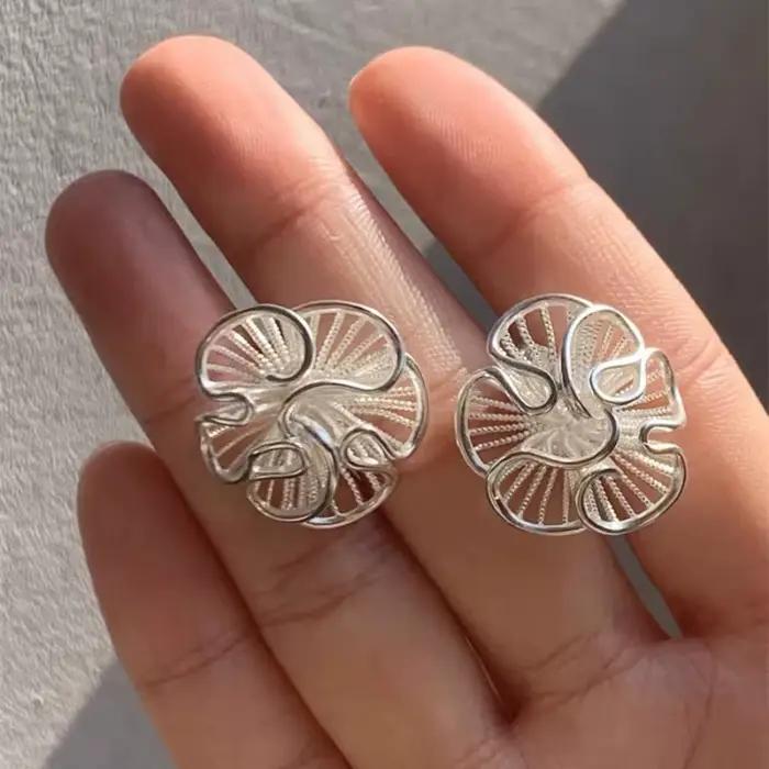 Boucles d'oreilles à fleurs creuses superposées couleur argent sur le bord de la jupe pour femmes, bijoux de mode, accessoires vintage de luxe