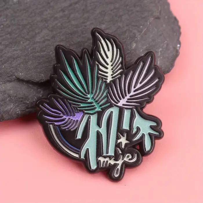 Broche en émail Botanical Reverie – Motif de feuilles dégradées avec typographie 'LEGACY OF GREEN', bijoux inspirés de la nature pour l'Eco-conscient