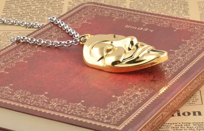 Vendetta – collier à pendentif en V doré pour hommes et femmes, bijou à la mode avec masque facial