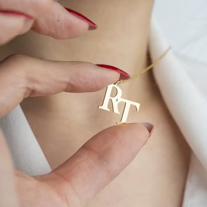 Collier Intelligent avec Nom Personnalisé en Vieux Anglais, Bijou à la Mode, Cadeau d'Anniversaire pour Mère et Fille