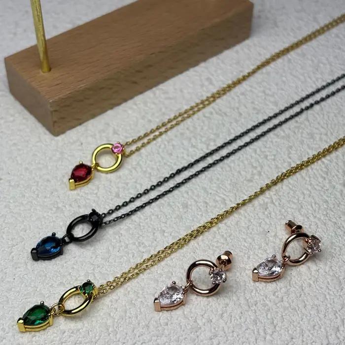 Parure de bijoux Anniversaire 2026 – Collier, bague et boucles d'oreilles de luxe pour femme, avec plumes bleues charmantes et cristaux géométriques blancs et verts