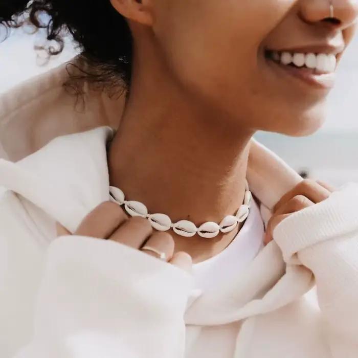 Collier en coquillages fait main, bijoux de style océanique |   Cadeau pour elle |   Collier réglable en corde cirée tressée, style île tropicale Hawaï, plage