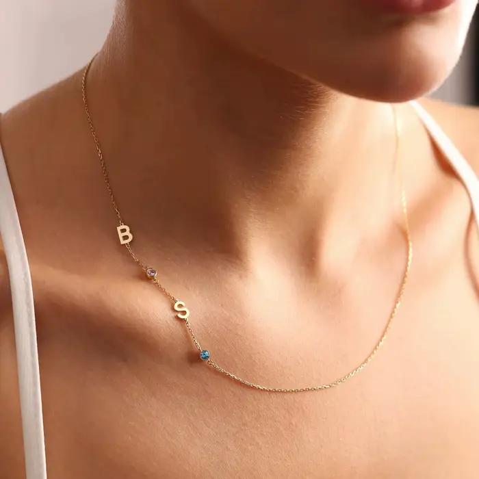 Collier de pierre de naissance initiale latérale, collier initial de pierre de naissance personnalisé, collier de lettre de naissance pour mère, cadeau pour maman