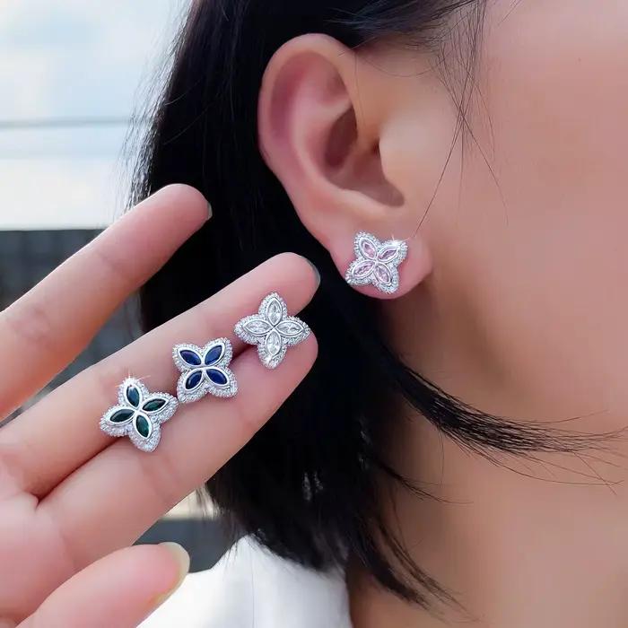 Pera – boucles d'oreilles blanches simples en forme de fleur à quatre feuilles, cadeau de fête de fiançailles, accessoire à la mode pour femmes, SE004