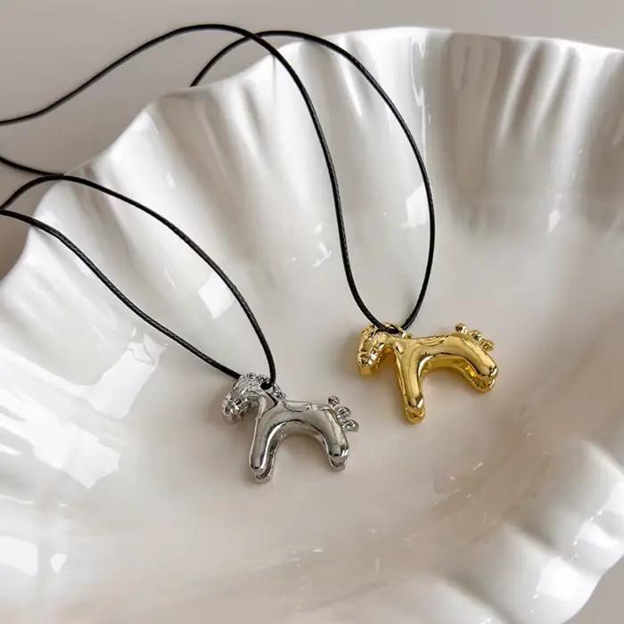 Collier Long avec pendentif cheval coloré pour femmes, chaîne de pull Simple et réglable, bijoux cadeaux, accessoire de mode