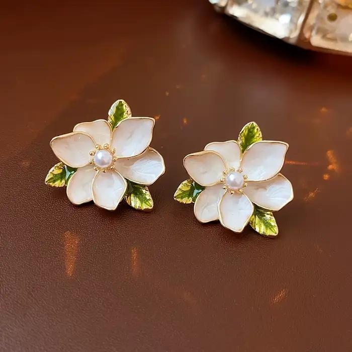Nouvelles Grandes Boucles d'Oreilles Clous en Perles d'Imitation de Gardenia Blanc pour Femmes Bijoux Doux Cadeau de Mariage de Noël