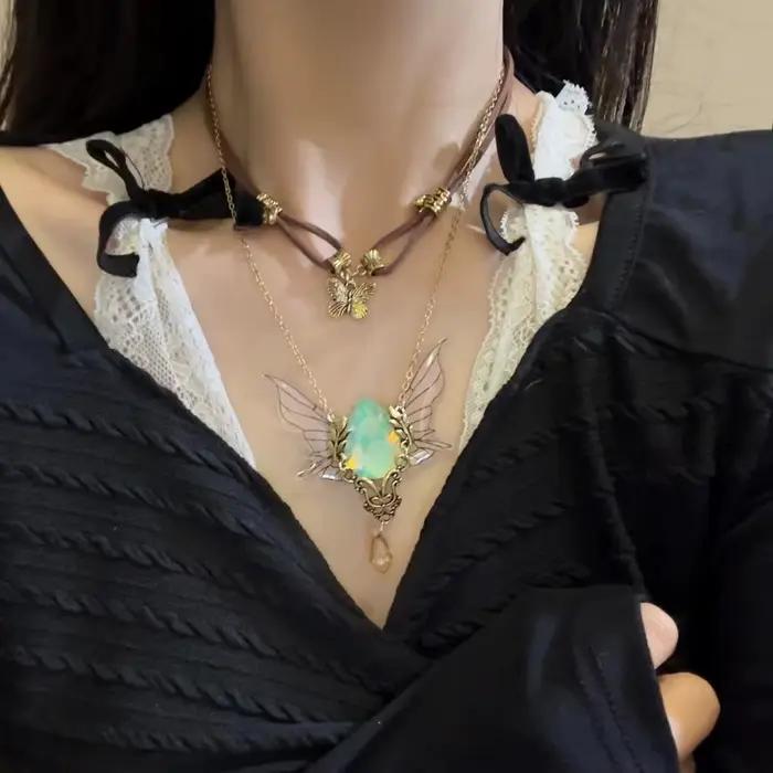 Collier vintage avec pendentif ailes en strass, bijou de cou en cristal, ras-de-cou papillon superposable, chaîne de clavicule double couche élégante
