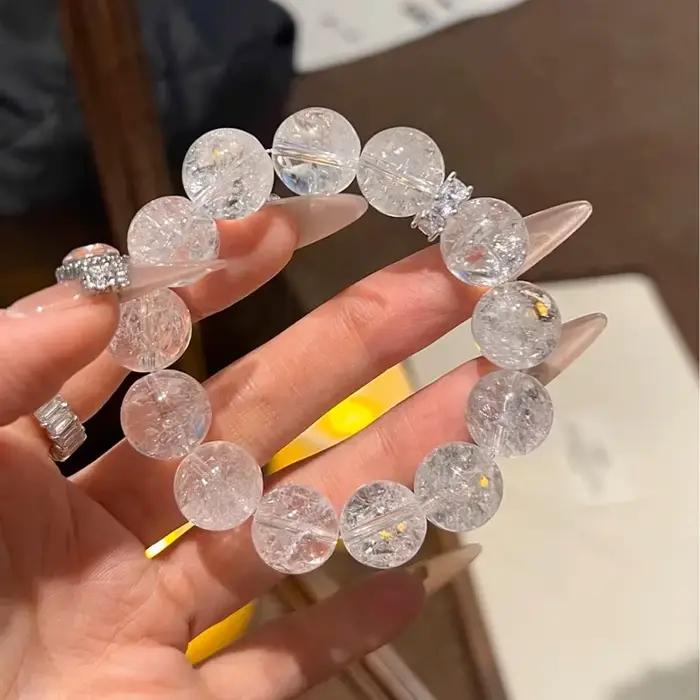 Un bracelet éblouissant en cristal de glace pilée blanc, au design artisanal unique, clair et étincelant