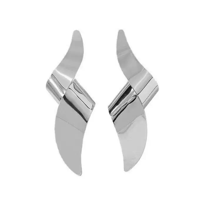 Une paire de boucles d'oreilles pour femmes, boucles d'oreilles géométriques irrégulières et exagérées de couleur rouge, adaptées à un usage quotidien et aux vacances