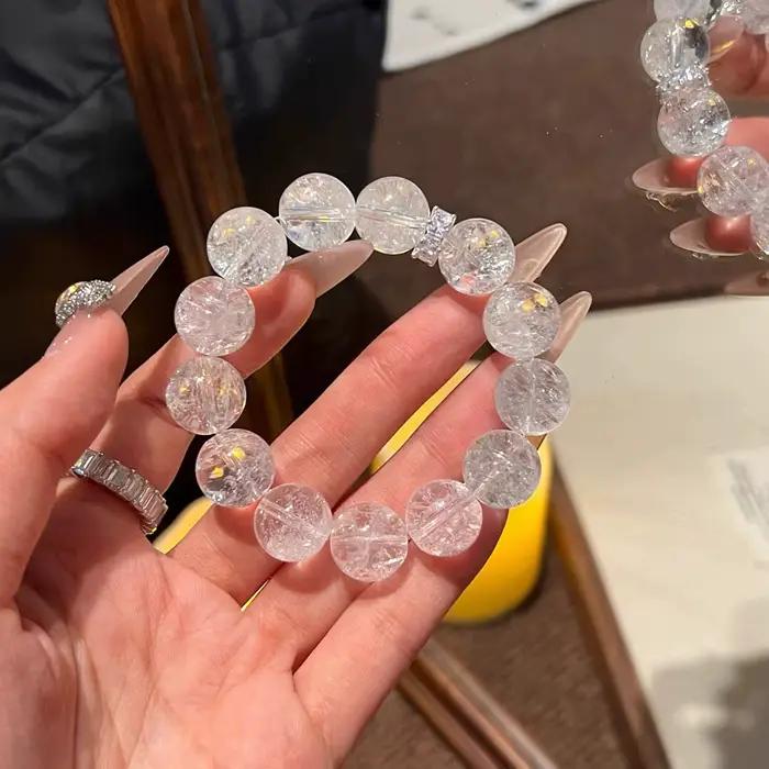 Un bracelet éblouissant en cristal de glace pilée blanc, au design artisanal unique, clair et étincelant