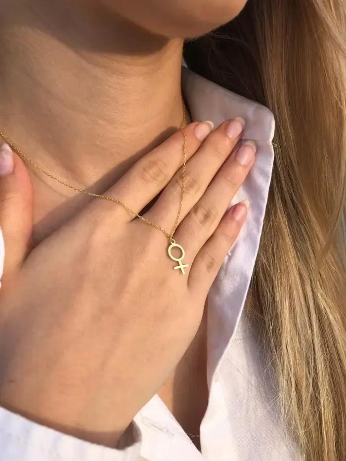Collier Symbole Vénus Tendance pour Femme, Cadeau Féministe, Bijou Pendentif Féminin