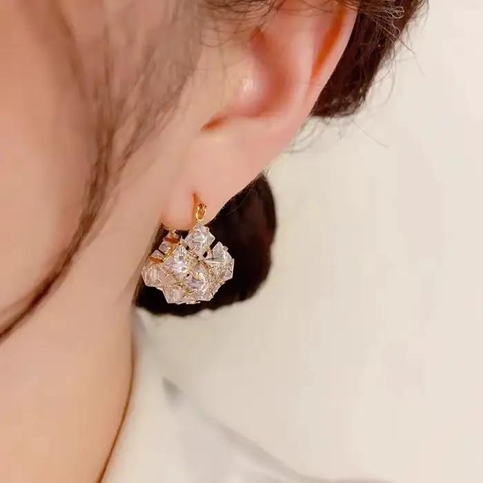Boucles d'oreilles en forme de panier en métal creux incrusté pour femmes et filles, accessoire d'oreille exquis, bijoux luxueux et brillants, contre-indiqué, 2024