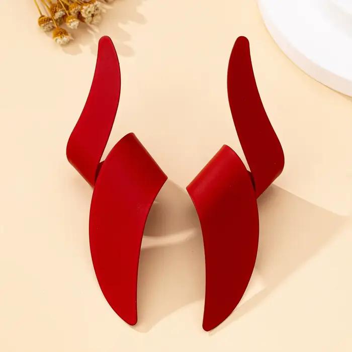 Une paire de boucles d'oreilles pour femmes, boucles d'oreilles géométriques irrégulières et exagérées de couleur rouge, adaptées à un usage quotidien et aux vacances