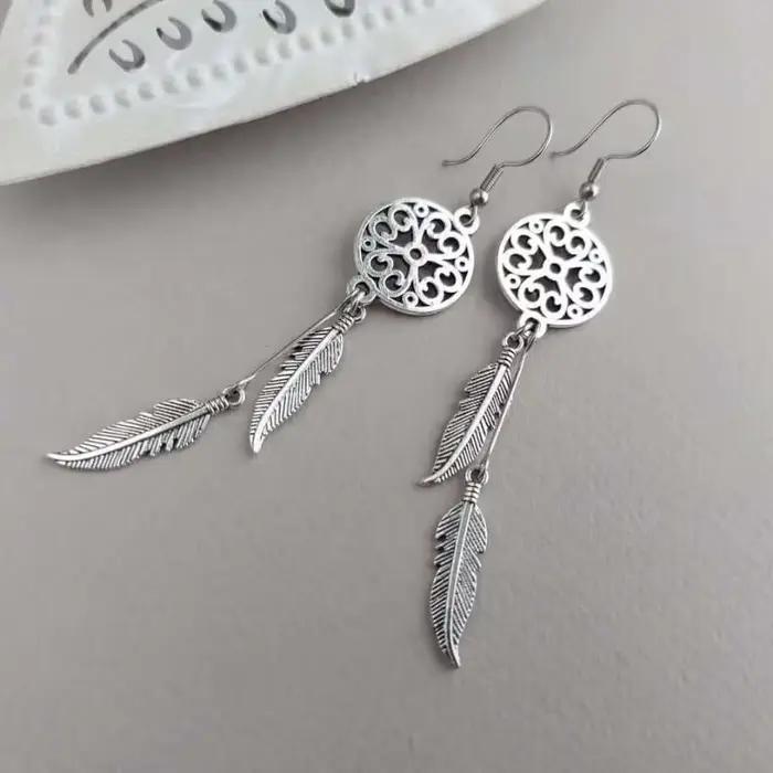 Boucles d'oreilles pendantes longues style bohème en argent ancien ajouré, attrape-rêves, plumes et pompons pour femme, bijoux de style gitan