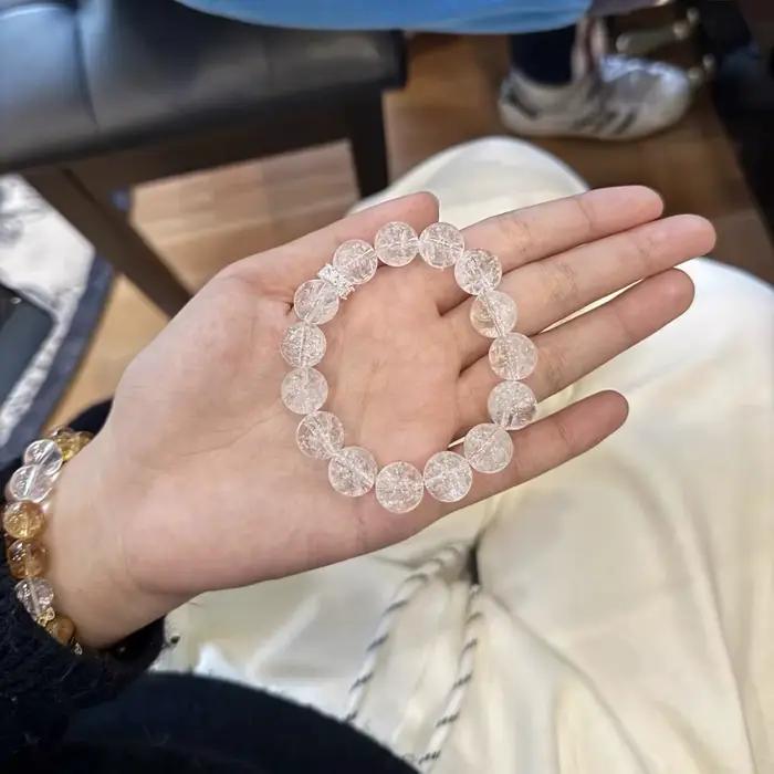 Un bracelet éblouissant en cristal de glace pilée blanc, au design artisanal unique, clair et étincelant