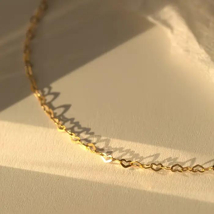 Collier en forme de cœur évidé simple et chic pour femme, chaîne élégante et douce pour la clavicule, ras-de-cou romantique, cadeau pour la Saint-Valentin