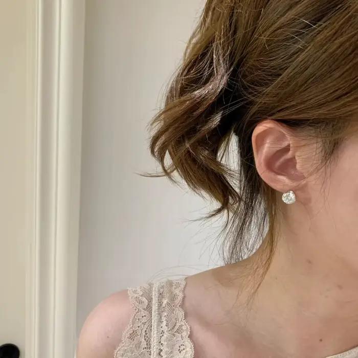 Boucles d'oreilles simples et éblouissantes en zircone de 2 carats, adaptées aux femmes. Avec un style luxueux et un haut de gamme, cette collection est de qualité supérieure.