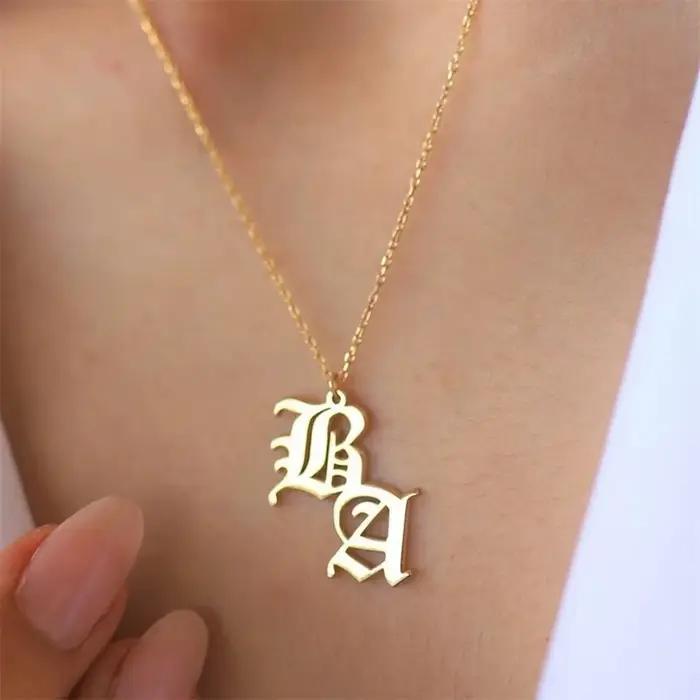 Collier Intelligent avec Nom Personnalisé en Vieux Anglais, Bijou à la Mode, Cadeau d'Anniversaire pour Mère et Fille
