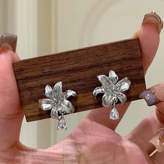Boucles d'oreilles légères de luxe en forme de fleur de lys brossée pour femmes, élégantes, en cristal, pendantes, accessoires de bijoux de mariage, cadeau