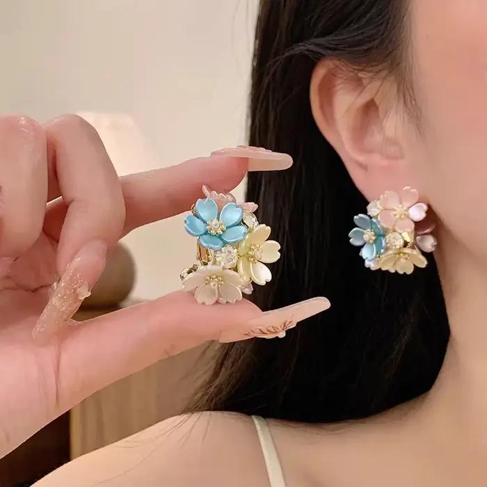 Boucles d'oreilles élégantes en perles et pétales, design floral coloré et simple, sensation de luxe, nouveauté 2025, accessoires de bijoux tendance pour femme
