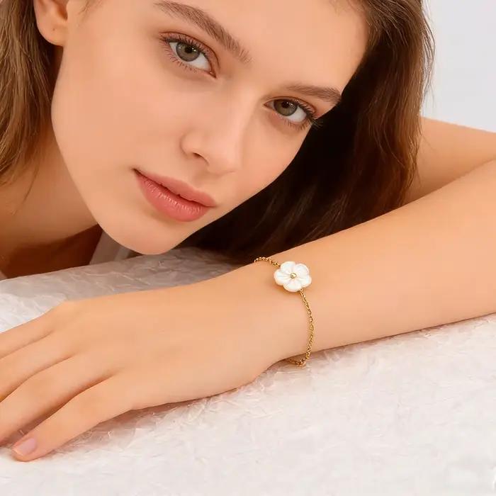 JeeMango – Bracelet délicat et élégant en forme de coquille de fleur pour femmes, chaîne en acier inoxydable plaqué or, bijoux étanches B26015