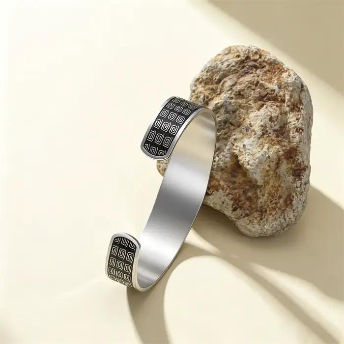 Bracelet Saint Benoît pour Homme en Acier Inoxydable, Jonc Ouvert, Amulette de Protection Catholique, Bijou Religieux de Foi et de Protection
