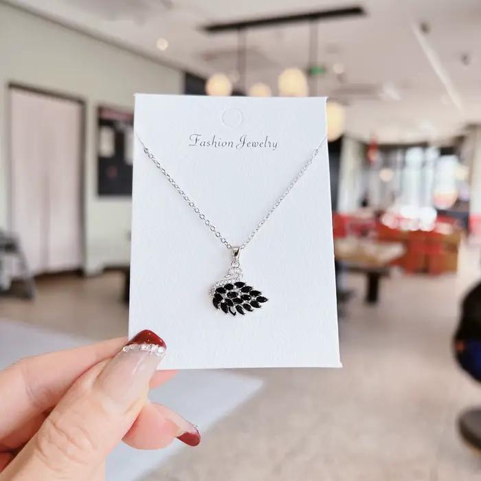 Collier pendentif cygne en cuivre incrusté de zircon, un cadeau de vacances doux et romantique pour les femmes