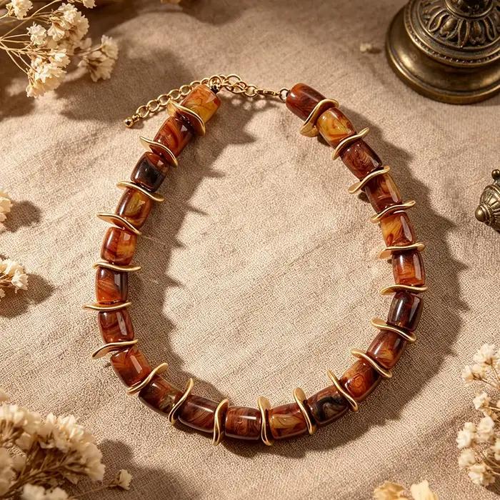 Collier ras du cou cylindrique en résine avec disques d'espacement dorés ondulés irréguliers, chaîne d'extension réglable et motif tourbillon terrestre audacieux