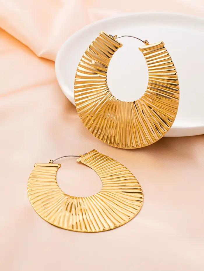 Une paire de boucles d'oreilles pour femmes charmantes, polyvalentes, exagérées, luxueuses et haut de gamme