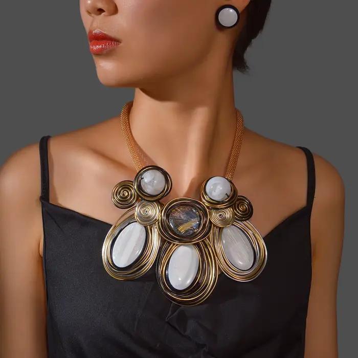 Nouvel ensemble de bijoux fantaisie pour femme, collier et boucles d'oreilles en fil d'aluminium tressé à la main avec perles de cristal, style audacieux et personnalisé