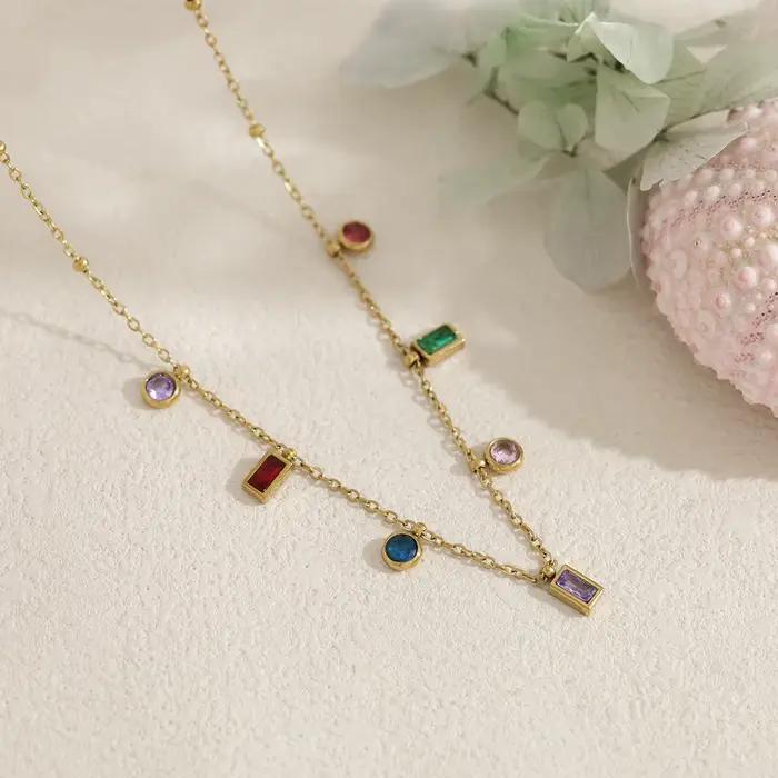 YACHAN Collier en acier inoxydable avec pendentif en cristal de zircon coloré pour femmes, chic, luxueux, vintage, bijou plaqué or 18 carats