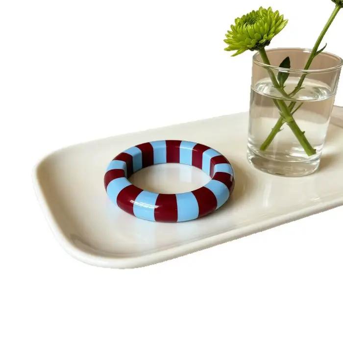 Bracelet en résine à rayures verticales et horizontales colorées, design bicolore, bracelet rond, bijou de main tendance et élégant
