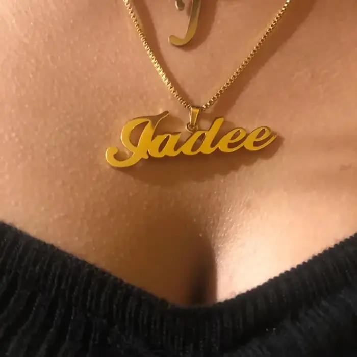 Collier personnalisé avec nom en or et chaîne en forme de boîte cadeau d'anniversaire pour femme occasions spéciales浪漫风的名字定制项链，黄金和盒链设计，适用于各种场合的女士生日礼物。