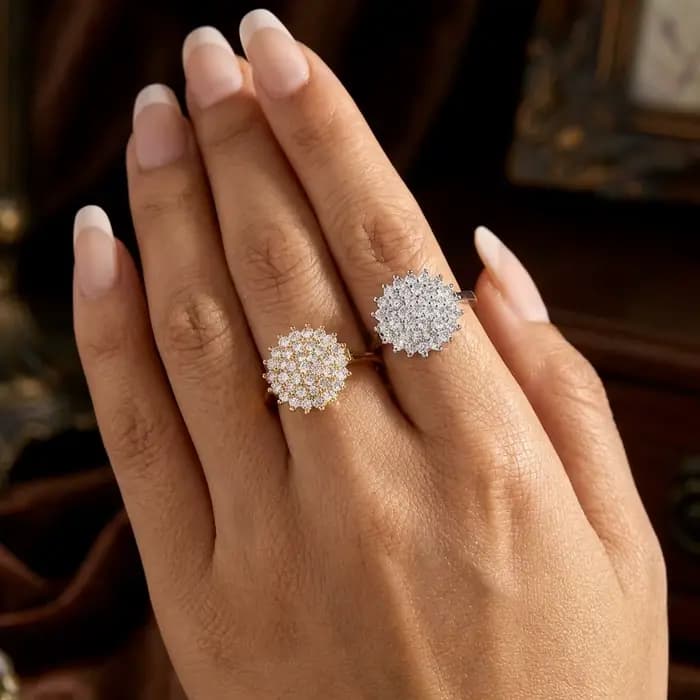 Bague Ronde Éclatante Fleurie pour Femme en Laiton et Zircon, Motif Floral en Grappe, Bande Fine Délicate, Bijou Élégant pour Soirée et Cérémonie