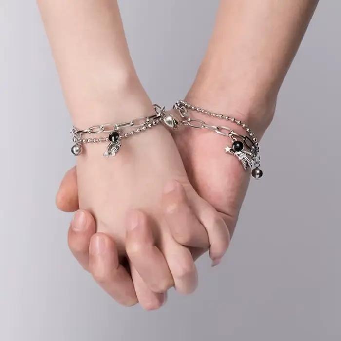 Bracelet de Couple en Alliage de Zinc avec Aimant en Forme de Cœur et Pendentif Astronaute Élégant et Romantique pour Hommes et Femmes Occasions Spéciales