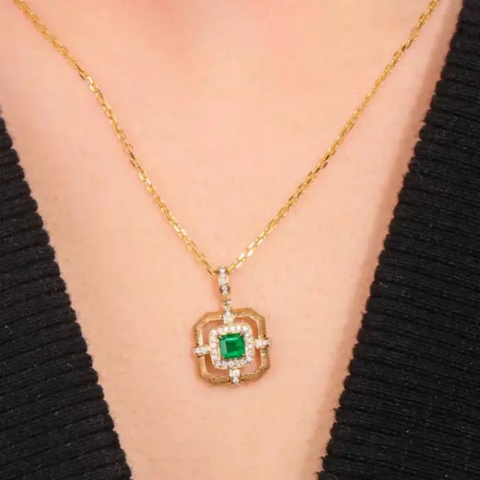 Collier élégant en argent sterling 925, style vintage, avec émeraude vive, motif carré brossé, halo 