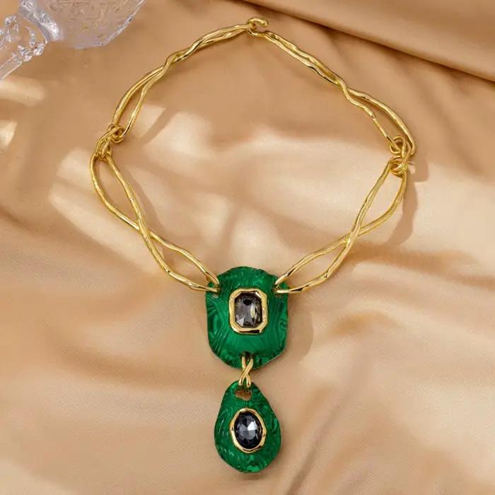 Un grand collier en pierres précieuses avec une texture élégante et polyvalente, conçu à l'origine p