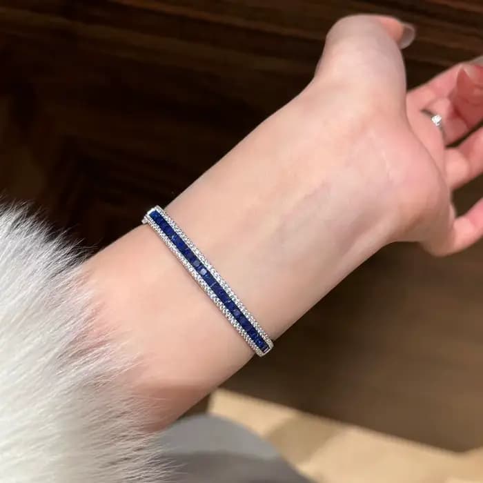 Bracelet jonc artisanal en or 14 carats avec saphir