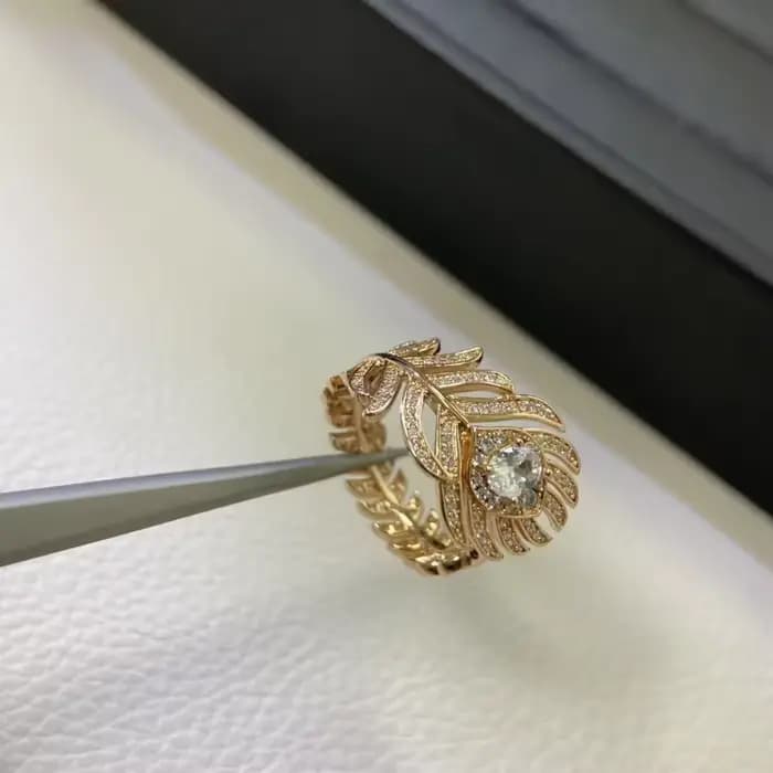 Collier avec pendentif plume entièrement serti de diamants plaqué or 18 carats pour femme