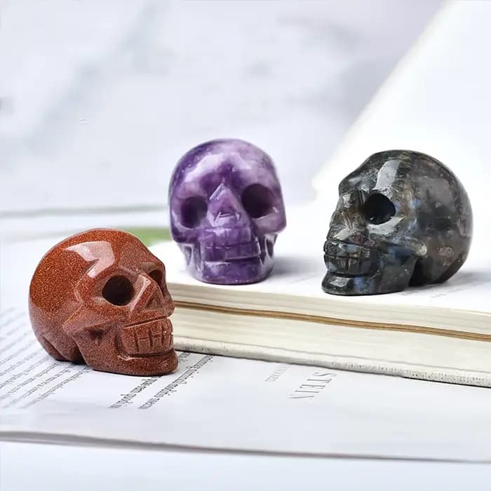 Sculpture de crâne en cristal naturel de 1 pouce, cadeau d'halloween, bijoux précieux, artisanat créatif, décoration de maison, ornement de bureau