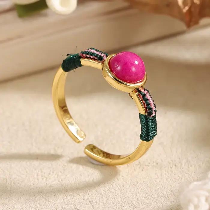 Bague en or plaqué 18 carats avec pierre rose exquise, design en fil tissé à la main, bijoux durables et hypoallergéniques pour femmes