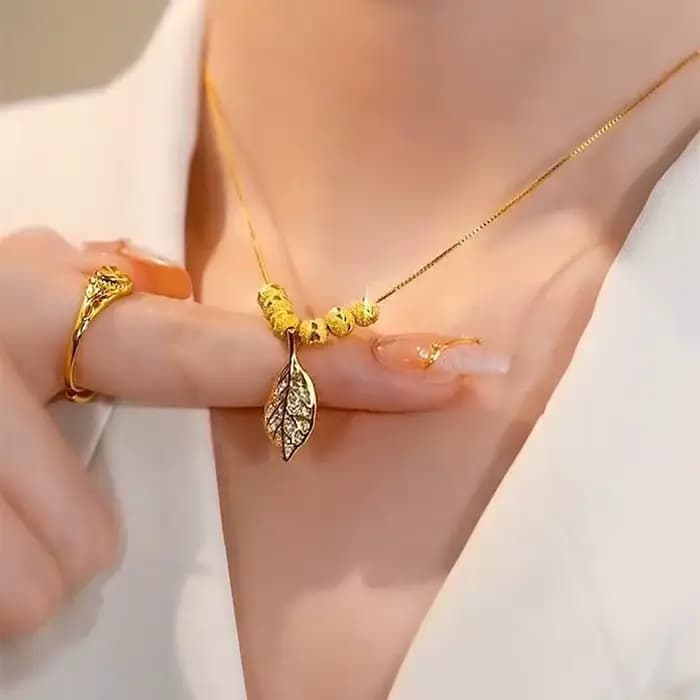 Nouveau collier pour femme couleur or 18 carats avec pendentif feuille micro-pavé en zircon