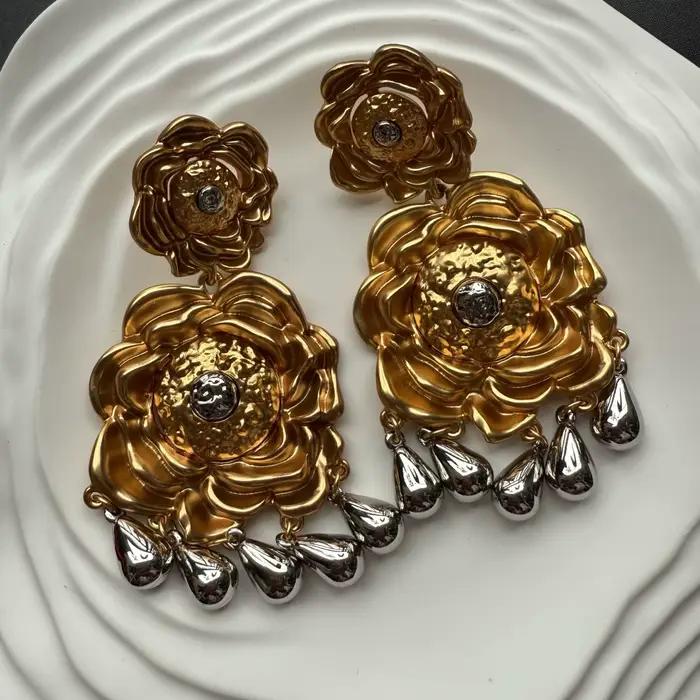 Boucles d'oreilles rétro et exagérées à fleurs et perles argentées