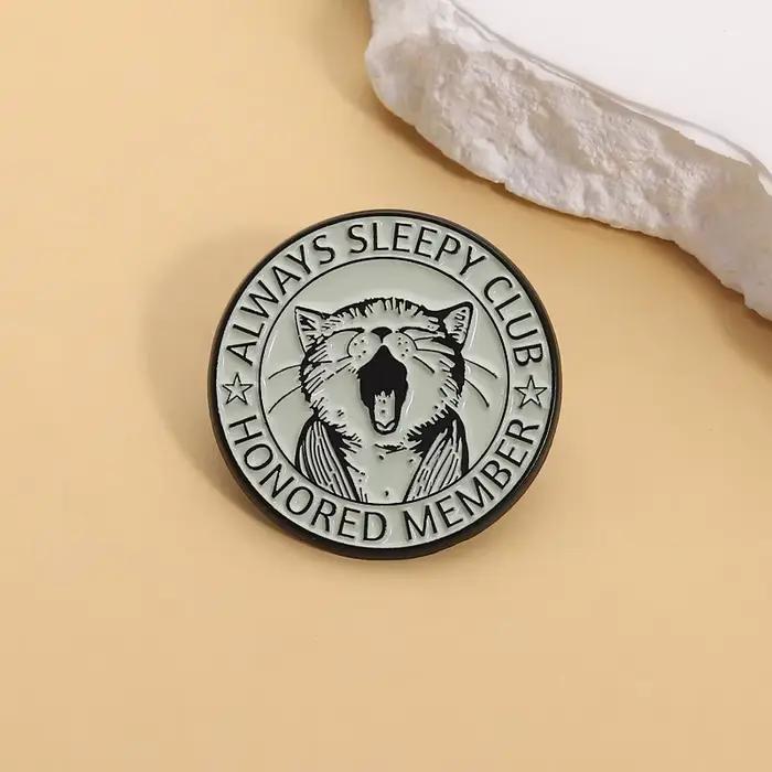 Broches en émail pour Club de couchage toujours, broches de chat mignon de dessin animé, Badges à revers, bijoux animaux impertinents rétro, cadeau pour enfants et amis