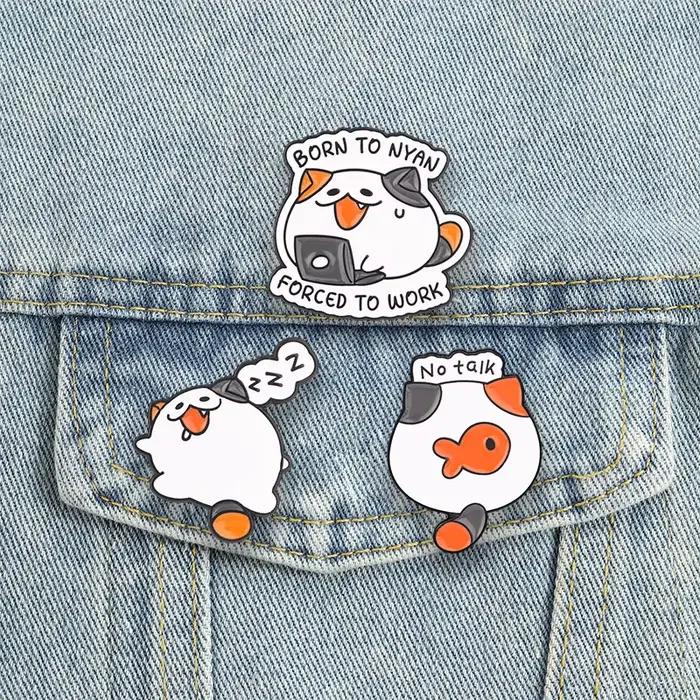 Broches en émail Chonky Cats, broches chaton paresseux Kawaii, badge de revers 'Born to Nyan Forced To Work', bijoux, cadeau pour enfants et amis