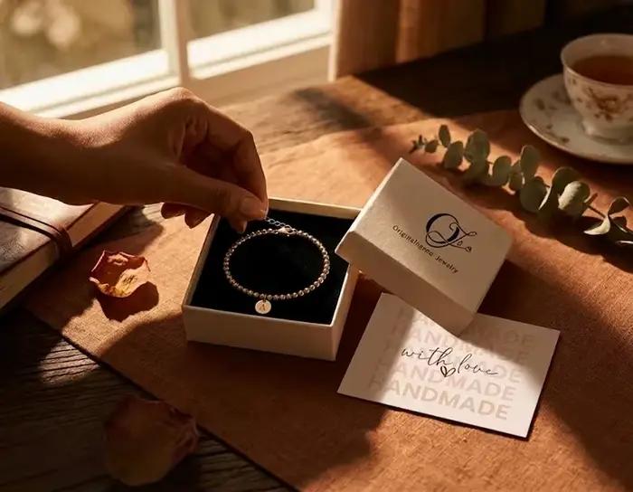 Bague en pierre d'émeraude faite à la main, bague en or 14 carats avec perle, bague délicate à superposer, bijoux personnalisés de luxe, cadeau pour femme