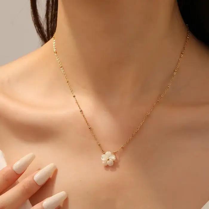 Collier pendentif fleur blanche en acier inoxydable plaqué or, cadeau d'anniversaire, résistant au ternissement, imperméable, hypoallergénique